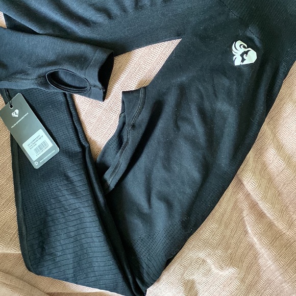 Womens Best Workout Gear ( top M - bottoms L ) - Picture 3 of 6